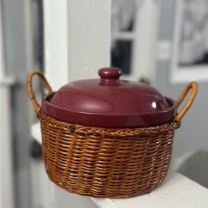 Vintage carrying case and pot with lid